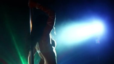 genç seksi pole dans kadın.