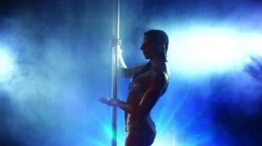 genç seksi pole dans kadın su ile.