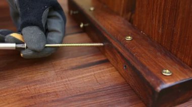 Tablo yapma ve tornavida tarafından vida sıkma adam marangoz.