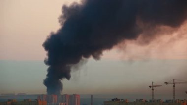 Sabah şehir gökyüzüne duman. Daireli ev büyük yangın.