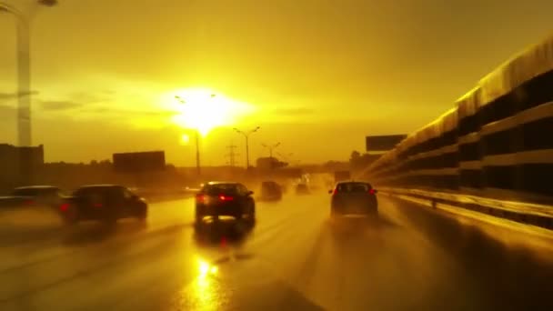 Οδήγηση Κακές Καιρικές Συνθήκες Στο Βροχή Κίτρινο Φως Του Ηλιοβασιλέματος — Αρχείο Βίντεο