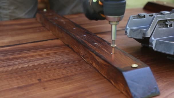 Muž Carpenter Takže Stůl Utahovací Šrouby Pomocí Šroubováku — Stock video