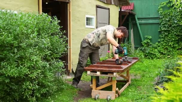 Jovem Carpinteiro Fazendo Mesa — Vídeo de Stock