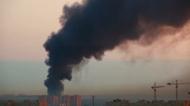 朝の街の空に煙します 集合住宅で大火事 — ストック動画