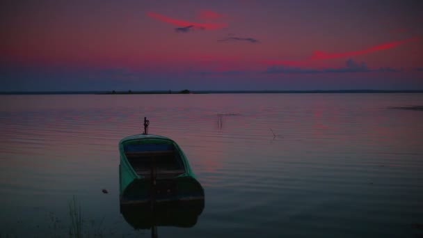 夕暮れボートで湖 — ストック動画