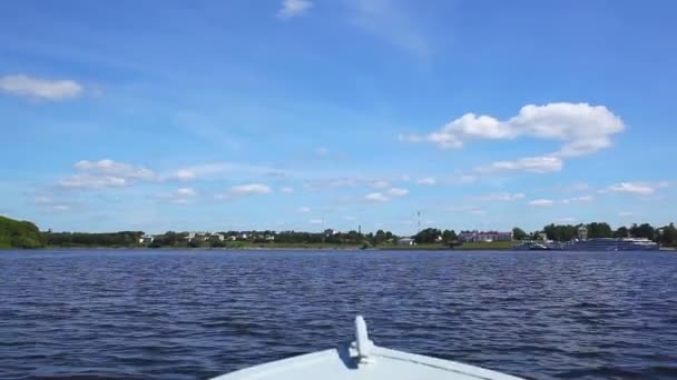 Μηχανοκίνητο Σκάφος Ταξίδια Στον Ποταμό — Αρχείο Βίντεο
