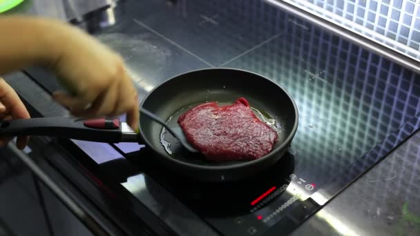 Griller Steak Sur Cuisine Moderne — Video