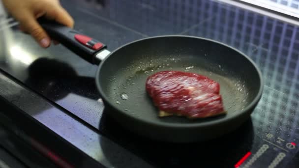 Griller Steak Sur Cuisine Moderne — Video