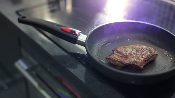 Griller Steak Sur Cuisine Moderne — Video