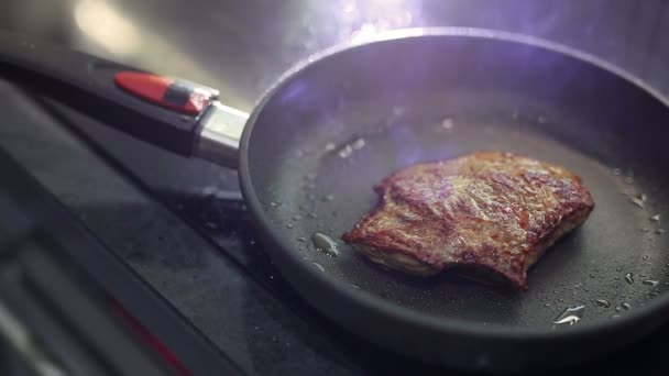 Griller Steak Sur Cuisine Moderne — Video