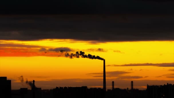 Städtische Sonnenuntergang Hintergrund Mit Pfeifen Silhouetten — Stockvideo