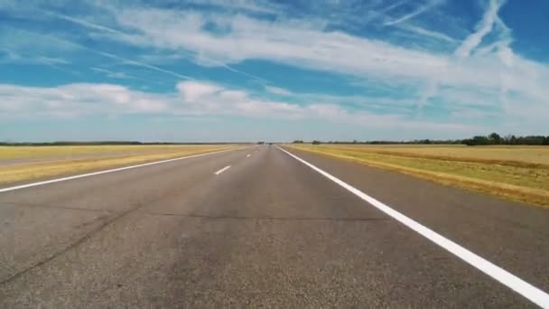 汽车路旅行在宽广的领域风景与蓝天 — 图库视频影像