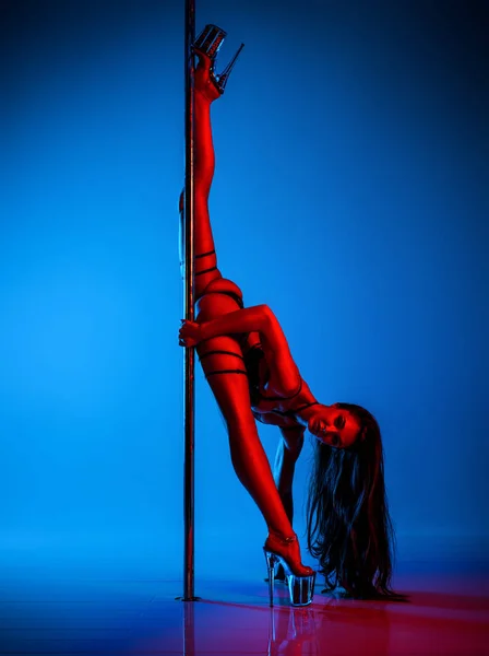 Jeune Femme Brune Mince Sexy Lingerie Noire Pole Dance Couleurs — Photo