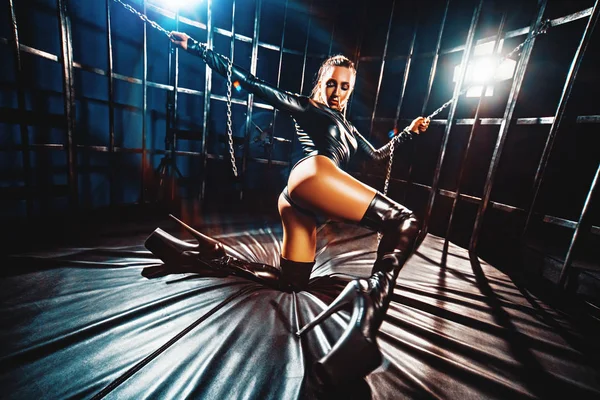 Junge Sexy Frau Lederkleidung Tanzt Käfig Mit Ketten — Stockfoto