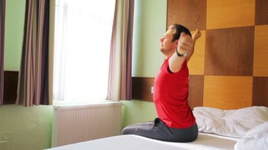 Genç adam cenazesinde yukarı ve seyir pencere