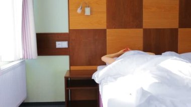 Genç kadın uyan yatakta güneşli sabah