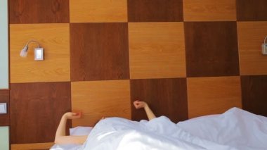 Genç kadın uyan yatakta güneşli sabah