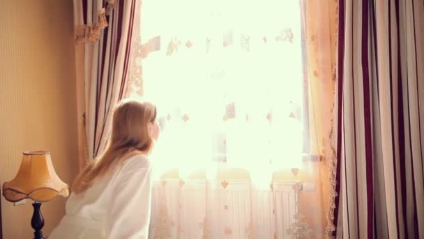 Pencereye Gidiyor Dışında Birine Sallayarak Genç Kadın — Stok video