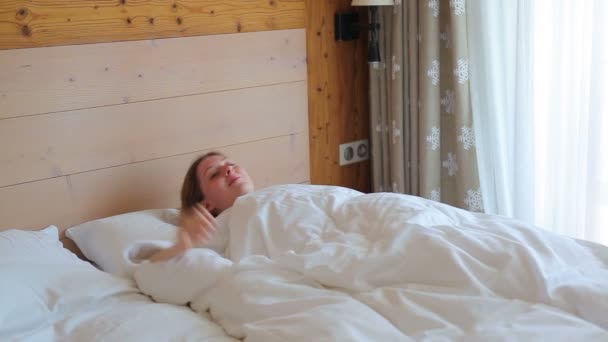 Junge Frau Wacht Schlafzimmer Auf Und Schaut Auf Fenster — Stockvideo