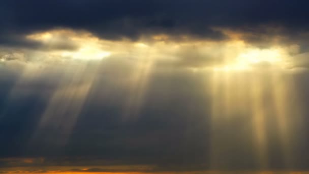 Φως Έρχεται Μέσα Από Πυκνά Σύννεφα Στο Ηλιοβασίλεμα — Αρχείο Βίντεο