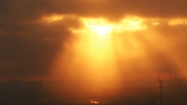 Lumière Venant Travers Des Nuages Denses Coucher Soleil Dramatique Rouge — Video