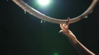 Yüzük koyu arka plan spor kavramı üzerinde dönen kadın