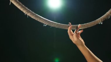 Yüzük koyu arka plan spor kavramı üzerinde dönen kadın