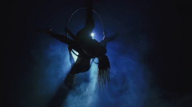 Genç kadın yüzüğü siluetleri ile dans spor. Su ve duman etkisi ile.