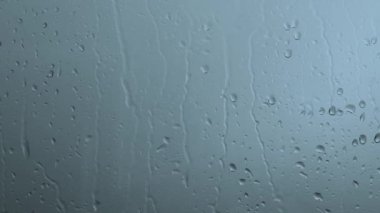 Pencere cam yüzeyi dışında ağır yağmur, su damlası. 4k.