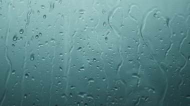 Pencere cam yüzeyi dışında ağır yağmur, su damlası. 4k.