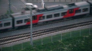 Kentsel cityscape modern tren demiryolu ve hareketli araba ile. 4k.