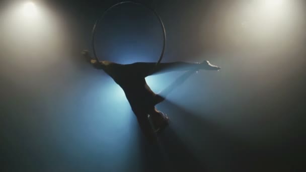 年轻的运动妇女跳舞与圆环剪影 具有水样和烟味效果 — 图库视频影像