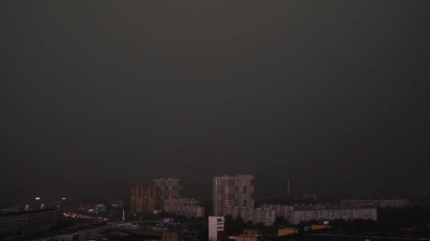 Nubes Oscuras Dramáticas Vienen Momento Ciudad Día Oscurece Como Crepúsculo — Vídeos de Stock