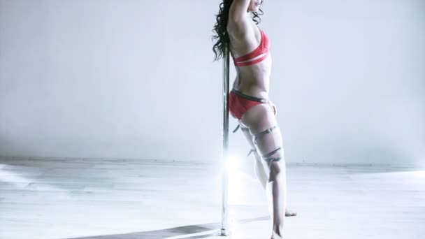 Молодая Брюнетка Сексуальная Женщина Шестом Танцует Белом Интерьере — стоковое видео