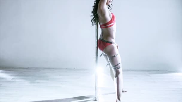 Giovane Bruna Sexy Donna Pole Dance Interni Bianchi — Video Stock