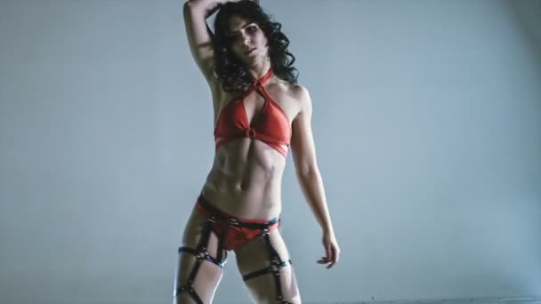白のインテリアにポールダンスの若いブルネットのセクシーな女性 — ストック動画