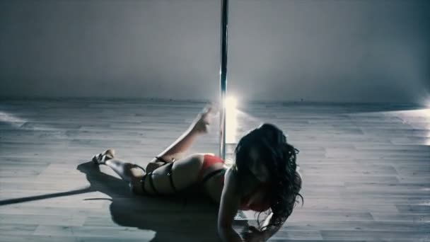 Jovem Morena Sexy Mulher Pole Dancing — Vídeo de Stock