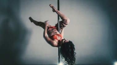 Genç esmer seksi kadın kutup dans