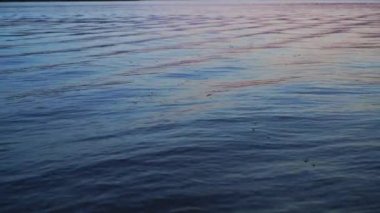 Alacakaranlıkta Gölü su yüzeyindeki dalgalar. 4k.
