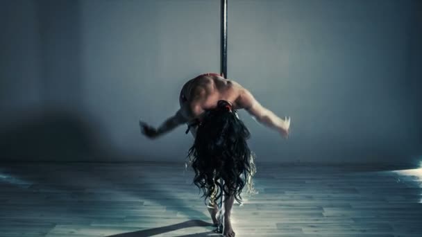 Junge Brünette Sexy Frau Pole Dance — Stockvideo