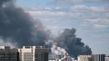 Gökyüzüne şehri duman. Bina büyük yangın.