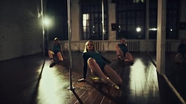 Tři Mladé Ženy Sexy Pól Taneční Klip — Stock video