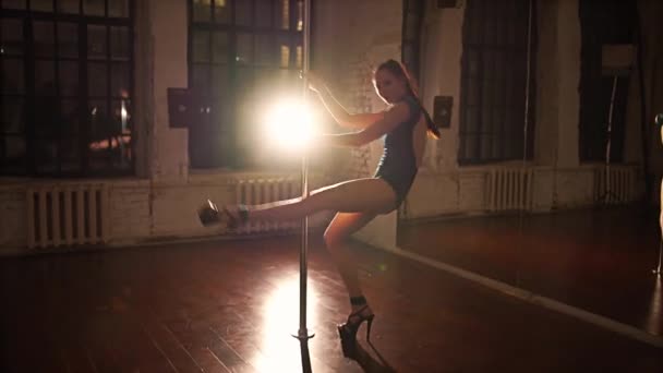 Молода Сексуальна Жінка Полюс Танцює Залі Вночі — стокове відео
