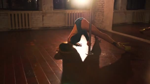 年轻的性感的妇女撑杆在大厅跳舞在晚上 — 图库视频影像