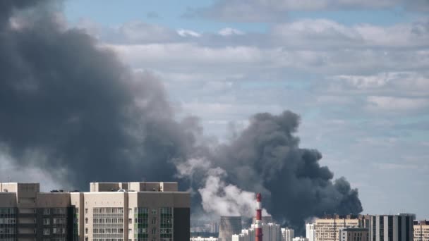 街の空に煙します ビルの大火災 — ストック動画