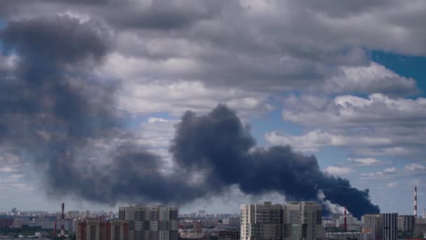 Дим Небі Над Містом Великий Вогонь Будівлі Панорамний Вид — стокове відео