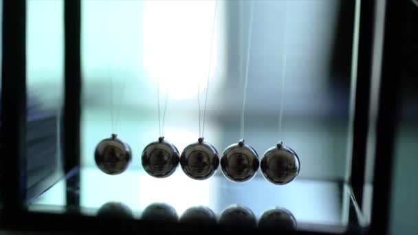 Decoración Mesa Con Bolas Metálicas Colisionando Acción Movimiento Lento — Vídeo de stock
