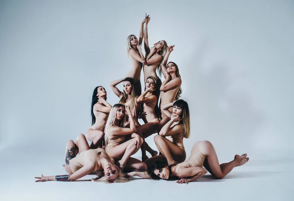 Велика Команда Фітнес Танцювальних Жінок Позує Білому Тлі Стіни — стокове фото