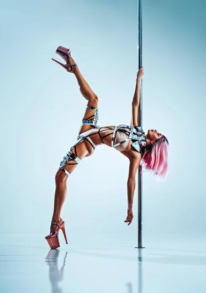 Jong Slank Sexy Vrouw Pole Dansen Metalen Kleding Witte Achtergrond — Stockfoto