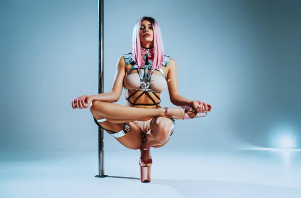 Joven Mujer Delgada Pole Dancer Sentada Postura Yoga Sobre Fondo — Foto de Stock